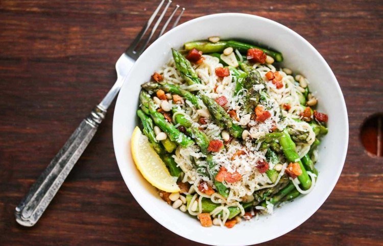 lågkolhydratrecept-lunch-pasta-sparris-pinjenötter