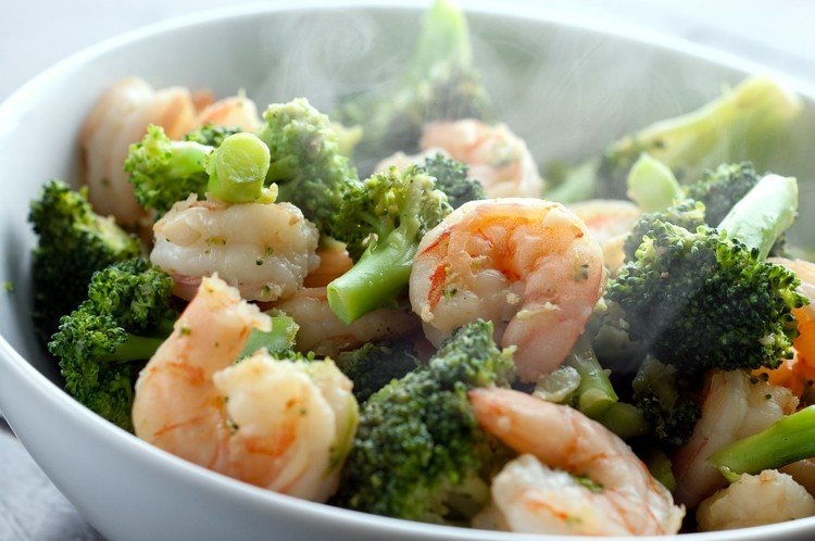 lågkolhydratrecept-middag-sallad-räkor-broccoli-jordnötter