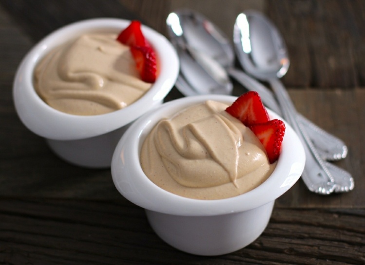 lågkolhydratrecept-desserter-jordnöts-mousse-jordgubbar