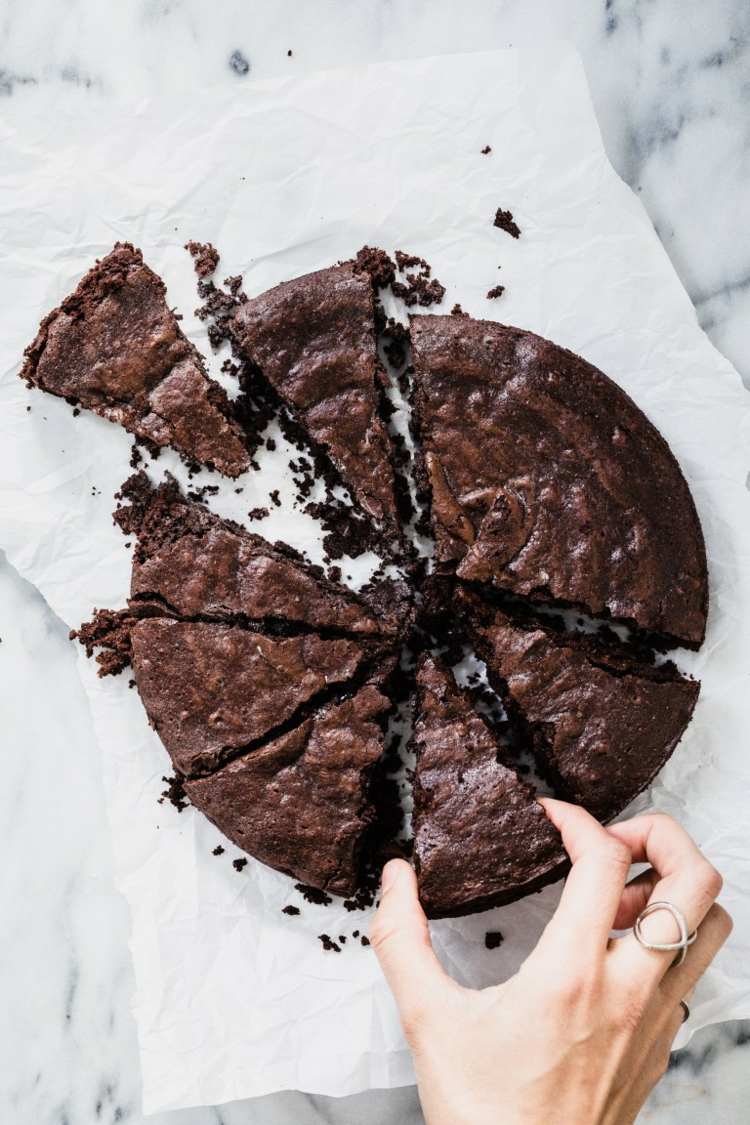 lågkolhydratchokladkaka rund-vegansk-enkelt-skuren-kakaopulver-saftig-rom-smak