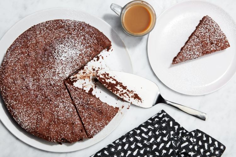 lågkolhydrat chokladkaka kopp-latte-tårt server-servett-florsocker-bit-kakaopulver