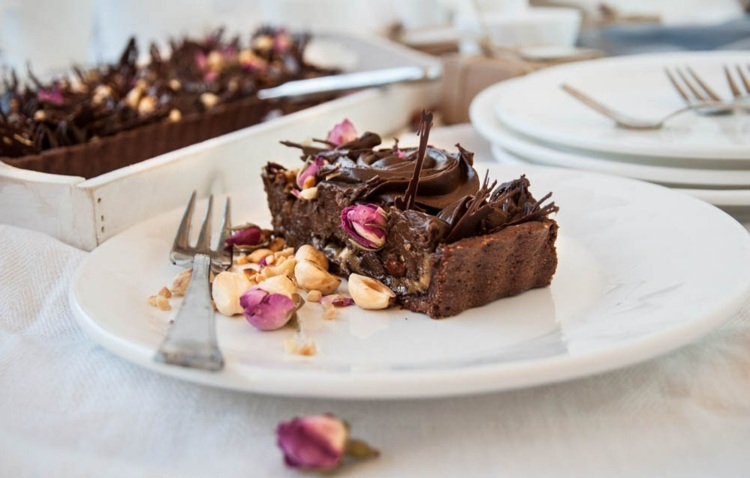 lågkolhydratkaka chokladkaka tårta-hasselnötter-bas-hel-mascarpone-grädde-blom-gaffel-dekoration