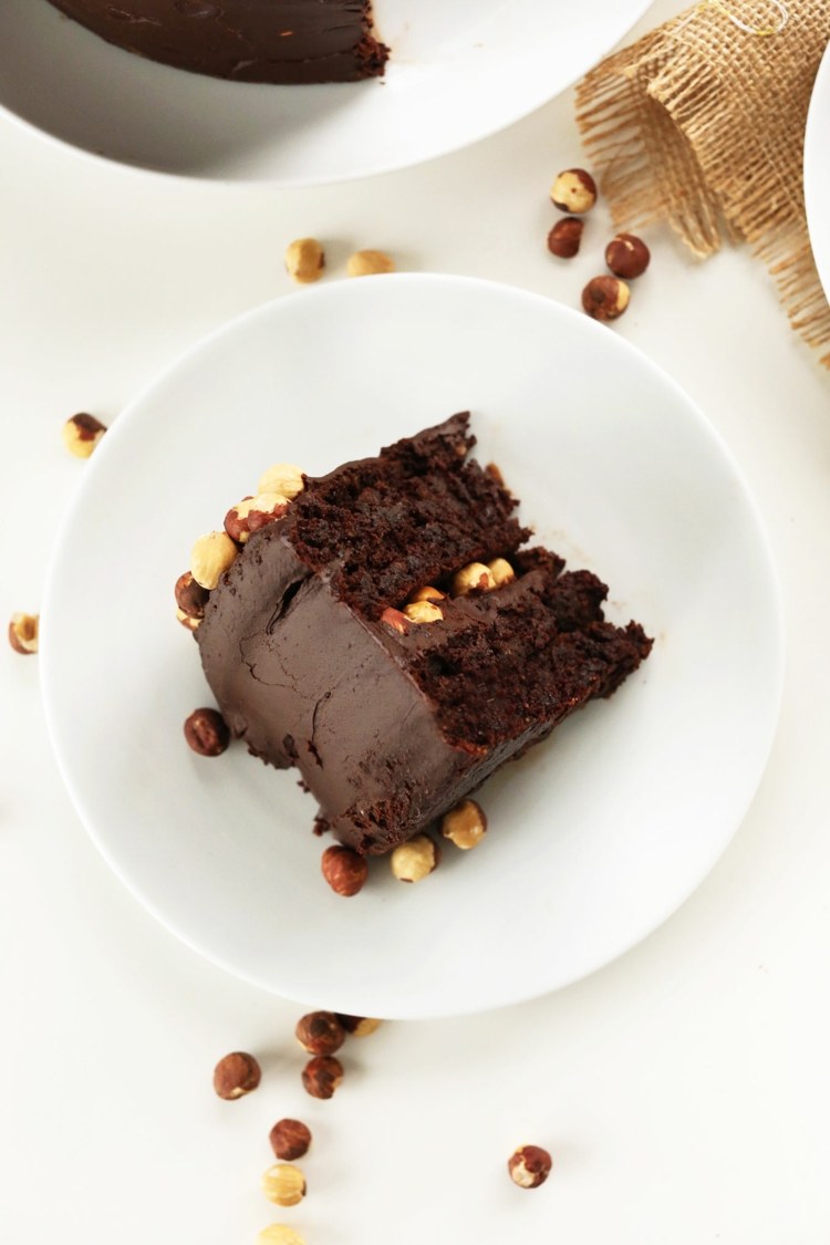 lågkolhydrat-choklad-tårta-hasselnötter-hel-vegan-glutenfri-tallrik-fyllning-kakaopulver