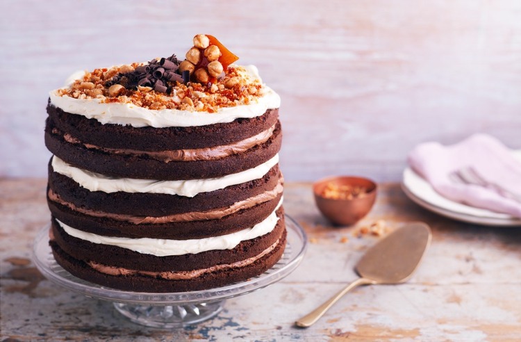 lågkolhydrat-choklad-tårta-enkel-tårta-lager-grädde-grädde-yoghurt-kola-tårta-tallrik-tårta server