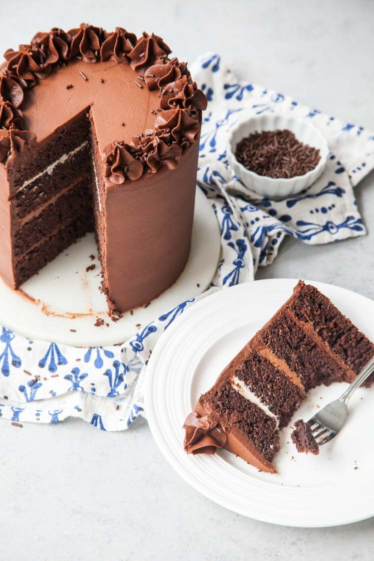 lågkolhydrat-choklad-tårta-rund-enkel-tårta-ganache-vaniljkräm-tallrik-bit-trasa-chokladströssel