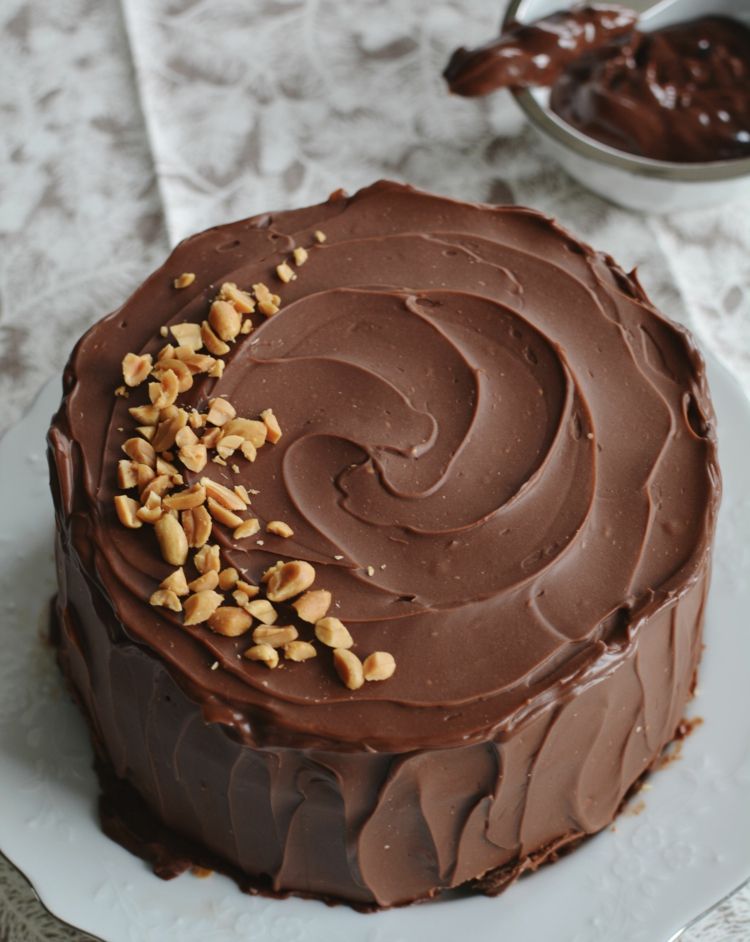 lågkolhydrat-chokladkaka-lätt-smet-snabb-ganache-jordnötter-dekoration-tårta-tallrik-skål-ganache
