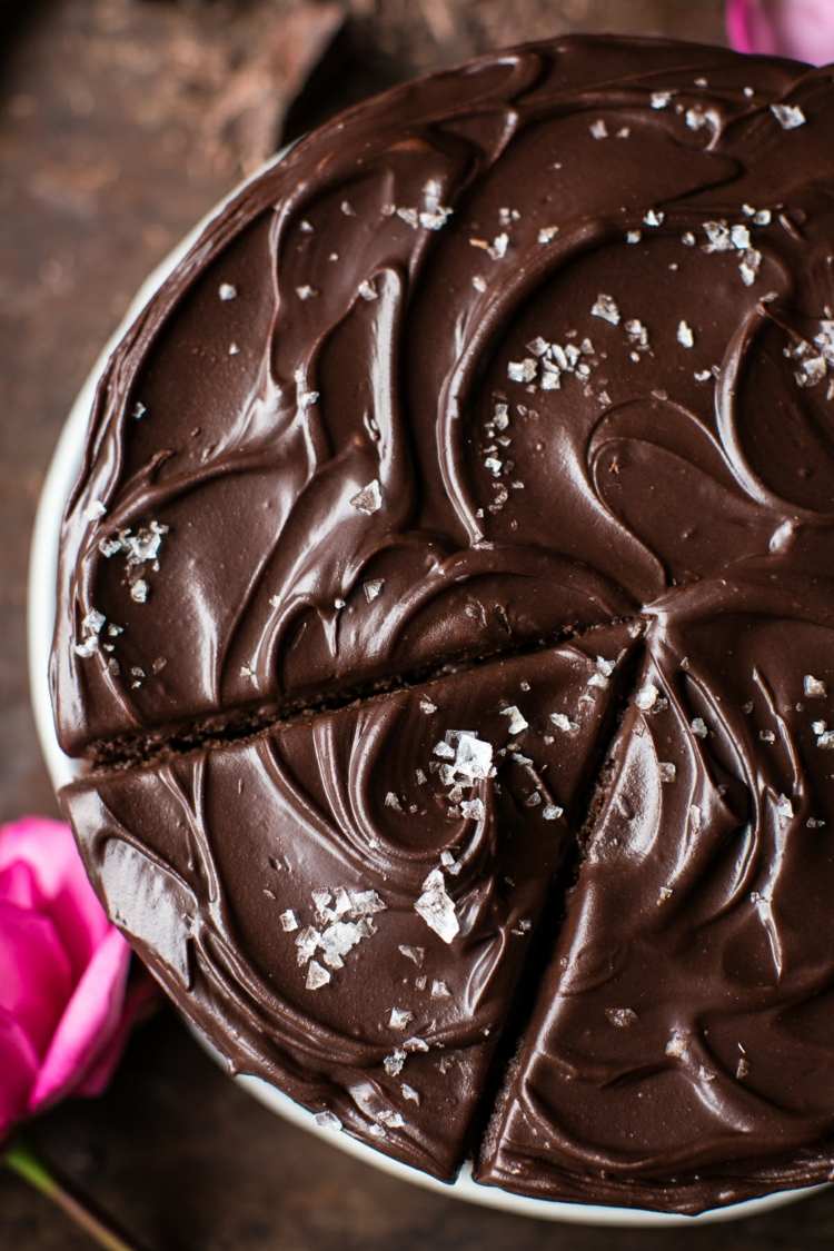 lågkolhydrat-choklad-tårta-torte-snabb-grädde-choklad-salt-blomma-tårta-tallrik-mjölkchoklad