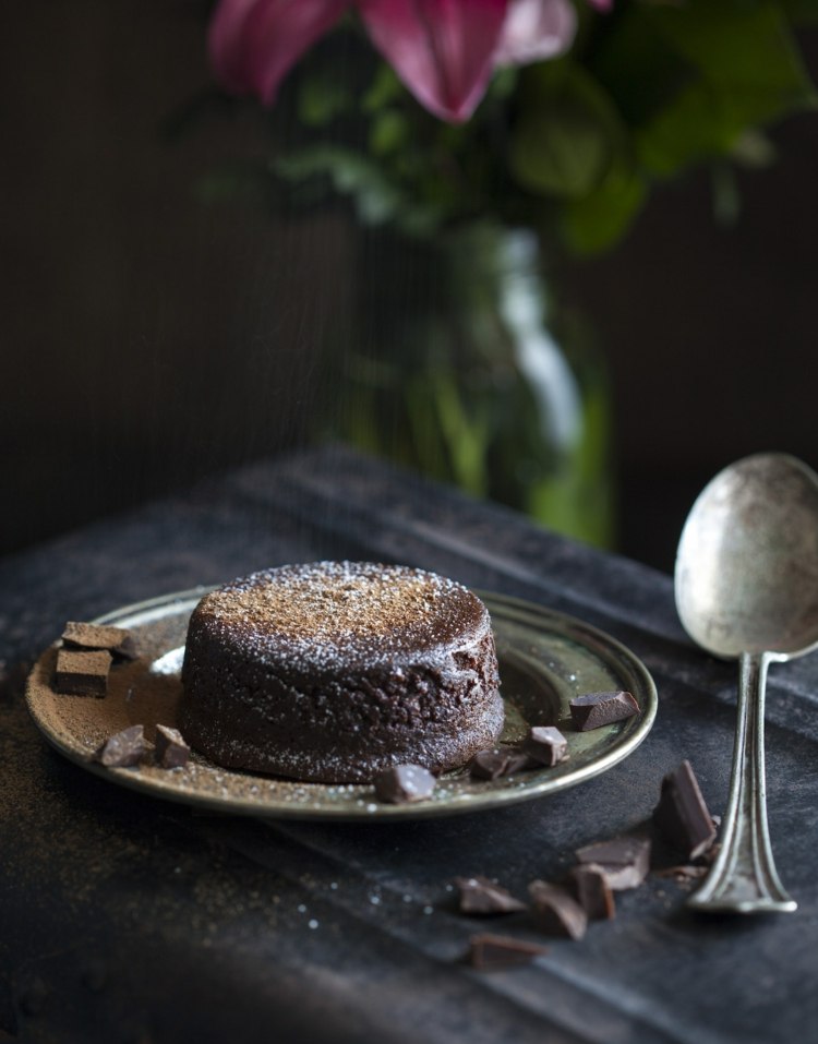lågkolhydrat-choklad-tårta-mörk choklad-bitar-kakor-varm-tallrik-sked-varmt-pulveriserat socker