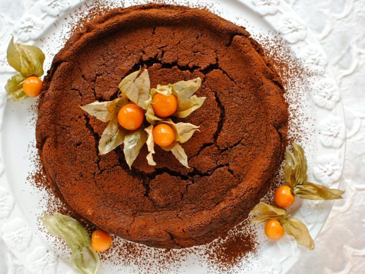 lågkolhydrat-choklad-tårta-physalis-dekoration-enkel-kakao-pulver-vegan-glutenfritt-mandelmjöl