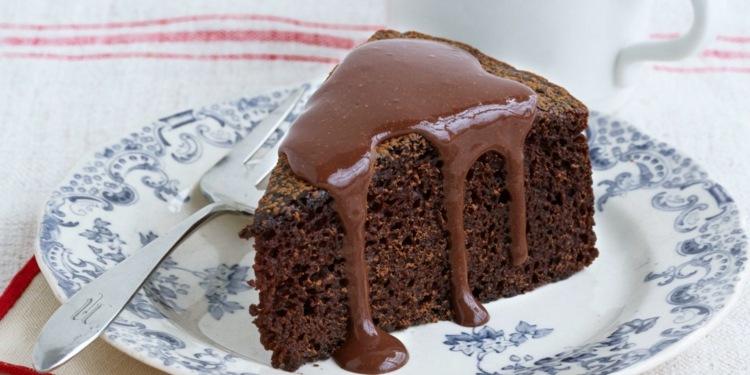 lågkolhydrat-choklad-tårta-vegan-enkel-mandelmjöl-glasyr-kakao-pulver-grädde-tallrik-gaffel