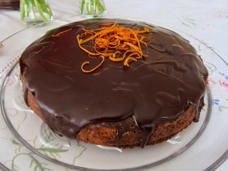lågkolhydrat-choklad-tårta-dekoration-apelsinskal-ganache-tårta-tallrik-enkel-mjölkchoklad
