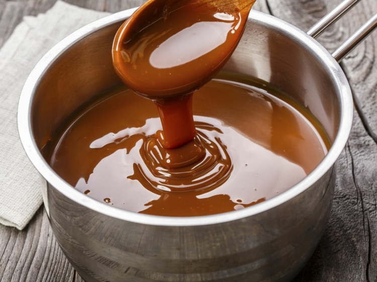 lågkolhydrat-choklad-tårta-sås-karamell-socker-grädde-sked-skål-servett-gryta-tjock