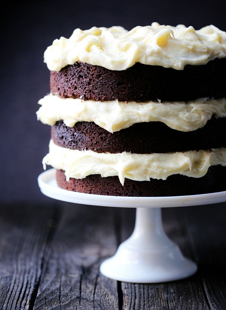 lågkolhydrat-chokladkaka-vaniljkräm-gräddeost-enkel-tårta-tallrik-pudding-lager