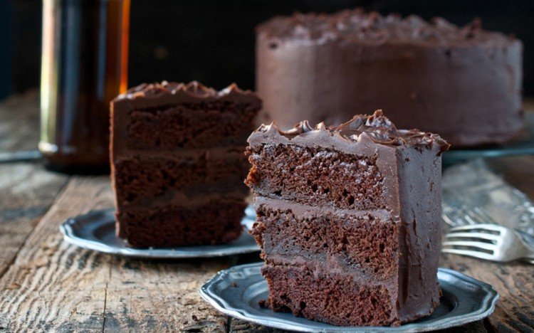 lågkolhydrat-choklad-tårta-vegan-tallrik-gaffel-mörk choklad-riven-rom-saftig