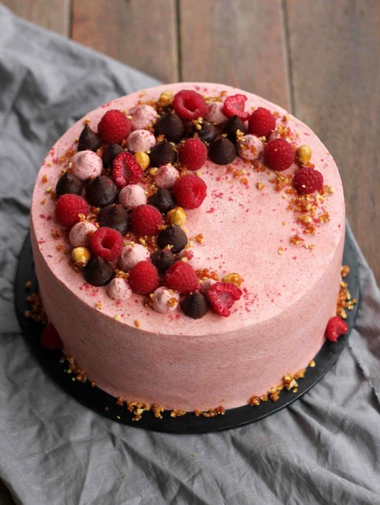 lågkolhydratchokladkaka-chokladbas-tårtplatta-bordsduk-choklad-nibs-hallon-tårtdekor-socker-guld-yoghurt