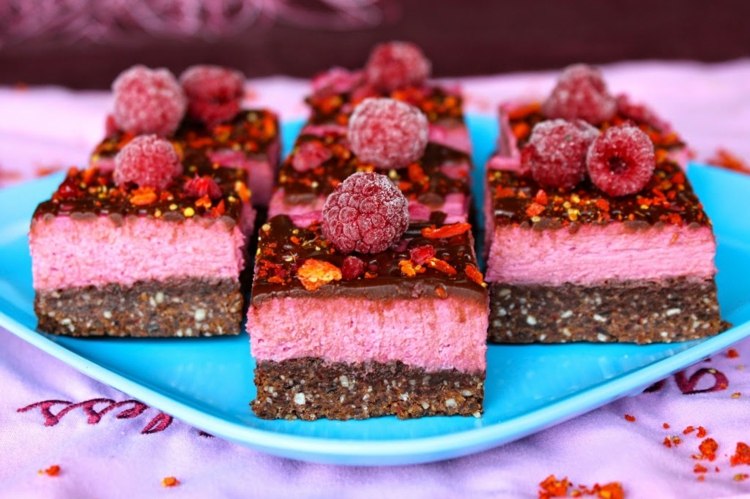 lågkolhydrat-choklad-tårta-hallon-skorpor-nutella-kex-enkel-yoghurt-grädde-skivor-glasyr-frukter