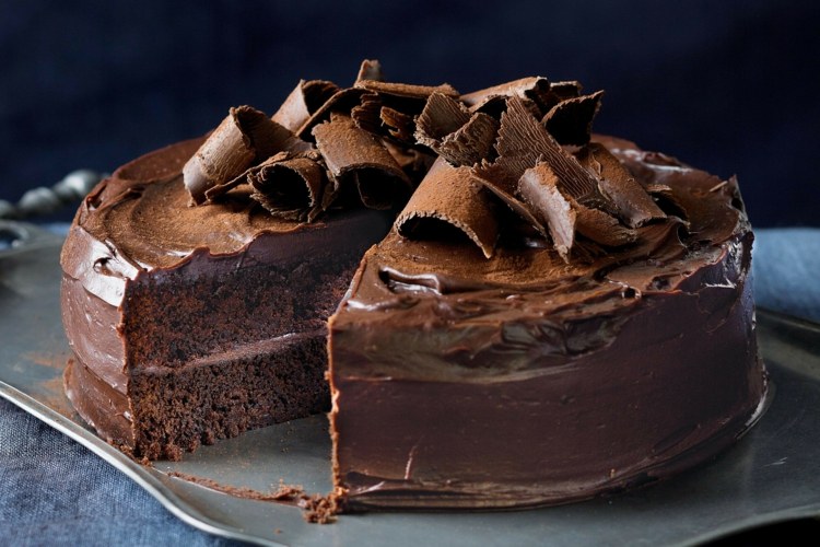 lågkolhydratchokladkaka-mandelmjöl-kakaopulver-creme-enkel-tallrik-fin mörk choklad-riven