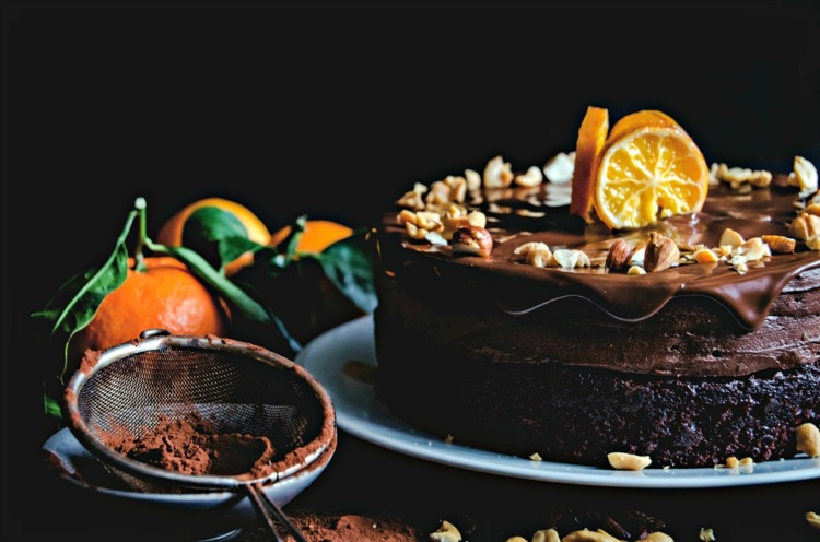 lågkolhydratkaka chokladkaka kakaopulver-sikt-tårta-glasyr-topping-nötter-apelsin-klementiner-enkel-