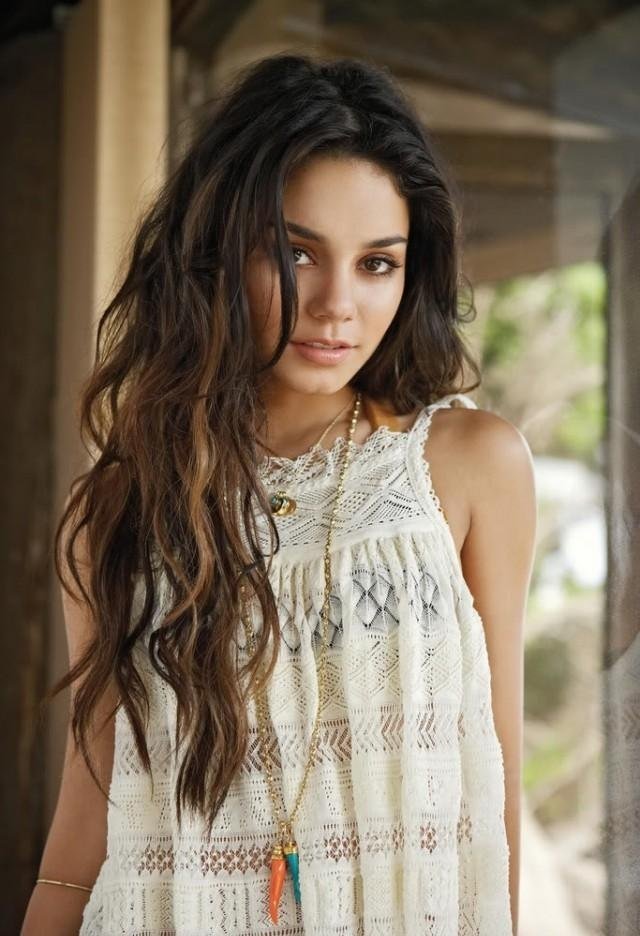 Boho-tillbehör-sommar-frisyr-vågig-Vanessa-Hudgens
