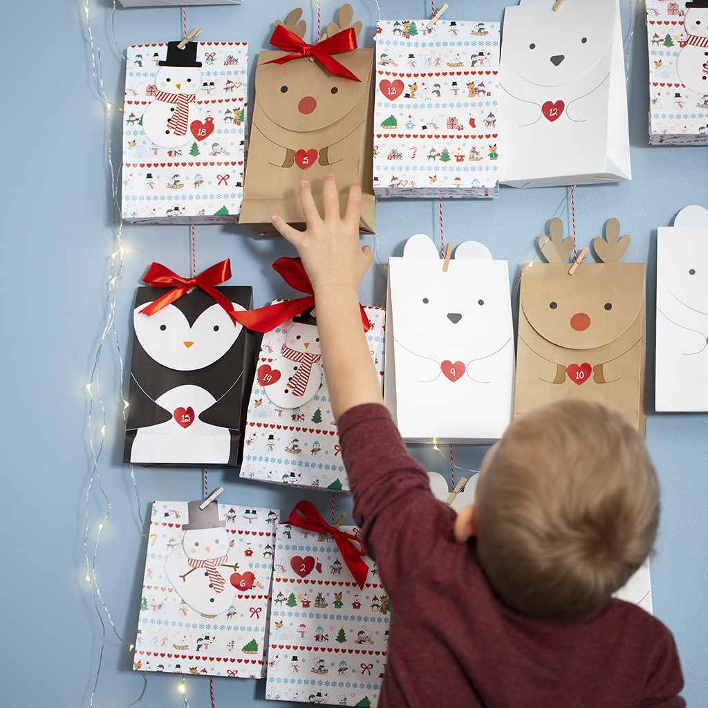 Papperspåsar dekorerar helt enkelt inslagning av julklappar till barn