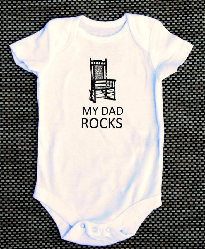 modern-baby-t-shirt-med-tryck-roliga-säger-min-pappa-stenar
