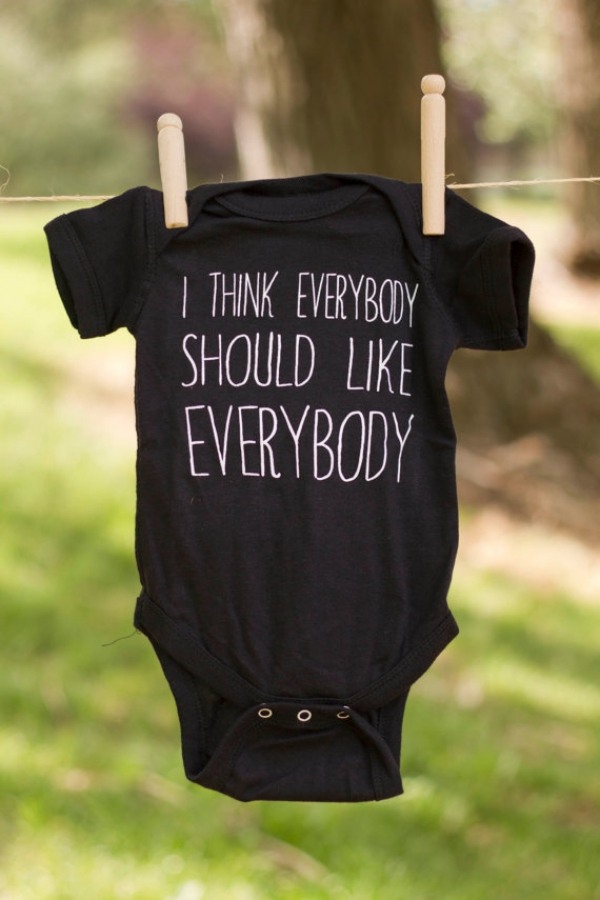 baby-present-idé-tryckt-t-shirt-med-positiva-meddelanden