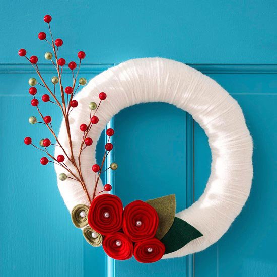Julkransdörr vit garn bär grenar-röd dekoration ros