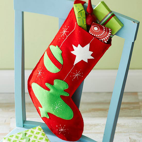 Julkängor-röda prydnadsväv som tillverkar dekorationer-sys för hand