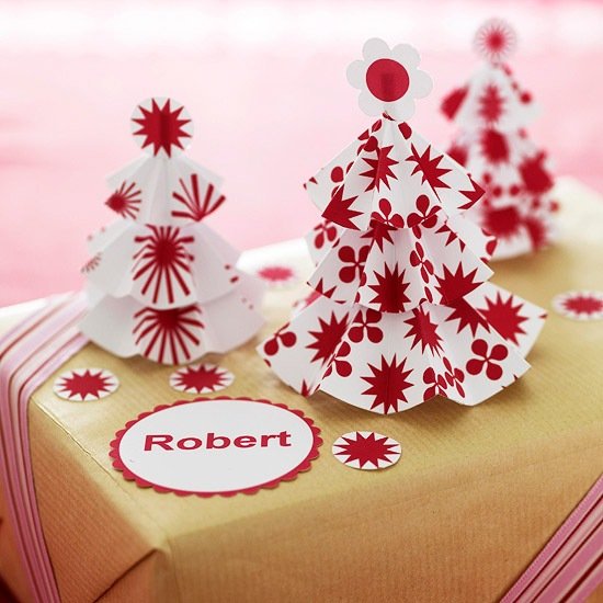 Hantverk med barnpapper julgran-rödvita inslagningspresenter