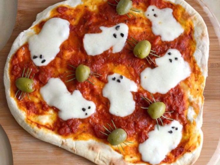 rolig-halloween-recept-skrämmande-aptitretare-spöklik-spök-pizza
