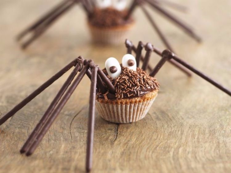 roliga-halloween-recept-skrämmande-aptitretare-spöklik-fingermat-muffins-spindlar