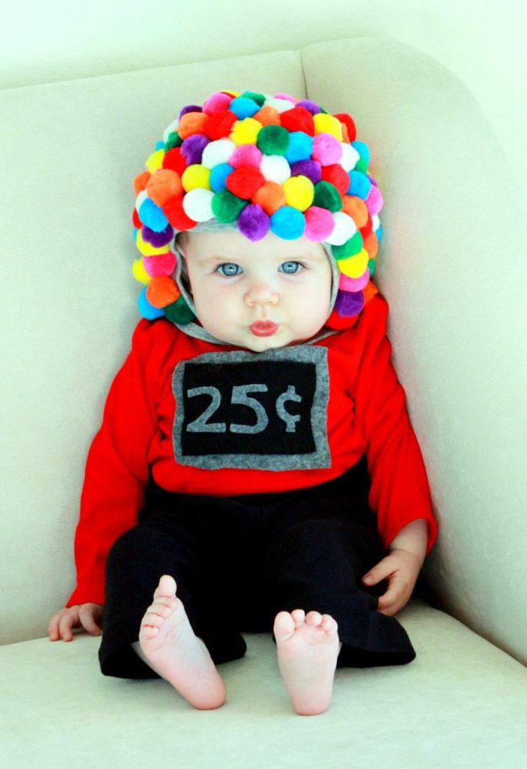 baby-karneval-kostymer bubbel-tuggummi-maskin-idé-färgglada-pomponger-röd-tröja-svarta-byxor