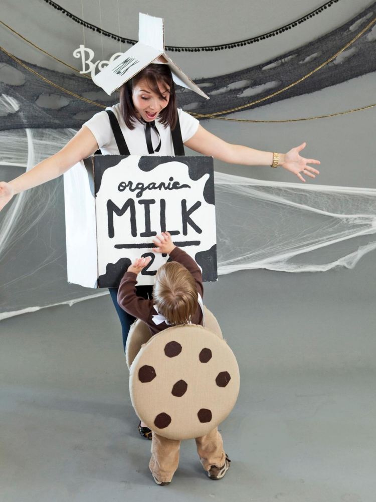 karneval-kostymer-tjej-mamma-familj-kostymer-kakor-kaka-mjölk-kreativa