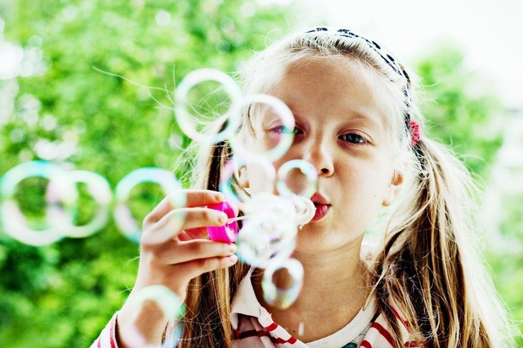 Barnlekar i trädgården recept-såpbubblor-gör-själv-tjejer
