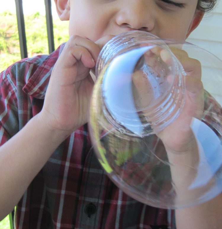 barnspel-trädgård-gör-tvål-bubblor-plast-flaskor-utan-botten