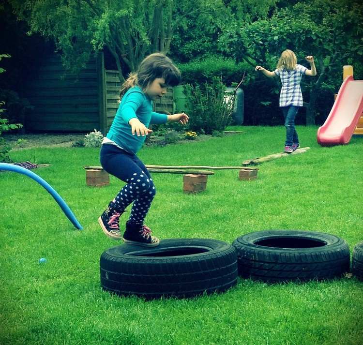 barnspel-trädgård-äventyrsspel-bildäck-hinder-erövra-racing