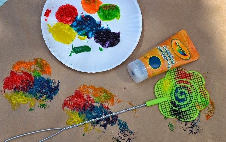 barnspel-trädgård-målning-palett-färger-flugsmycke-omslagspapper