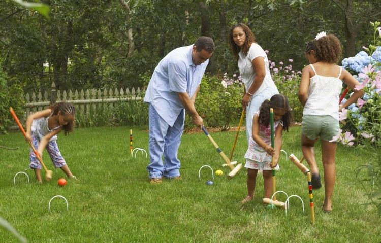 barnspel-trädgård-hela-familjen-lek-krocket-mål-racket-bollar