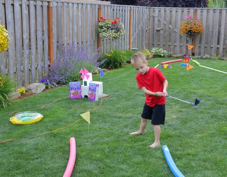 barnspel-trädgård-minigolf-design-utomhus-lek-staket-blommor