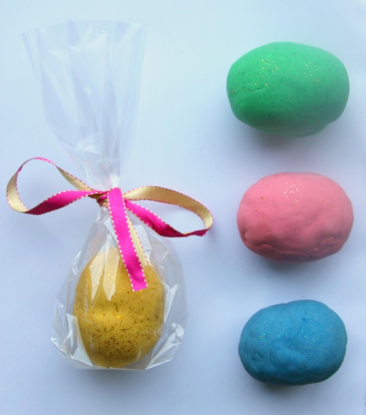 Påsk-gåvor-pyssel-kreativ-rolig-överraskning-ägg-plasticine-pack-tejp