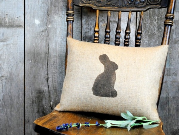 Gör din egen påskdekoration - soffkuddar med kaninmönster schwatz