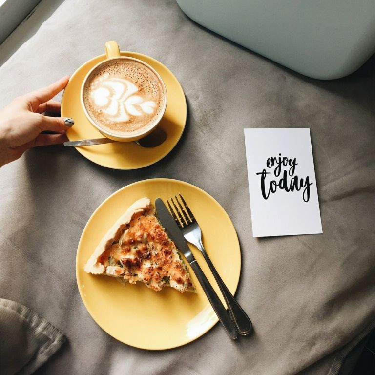 God morgon bilder för Whatsapp med kaffe och lök tårta - Njut idag