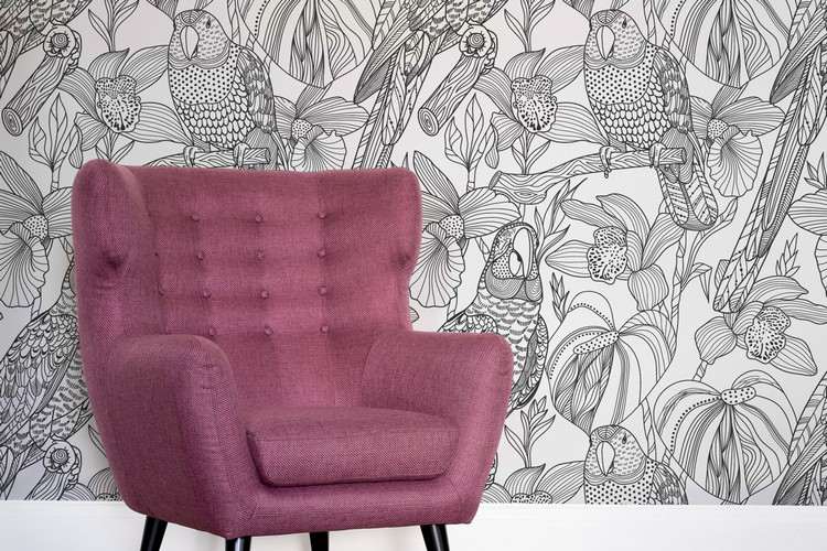 Tapeter med mönsteridéer-vardagsrum-design-tapeter-fåtölj-lila