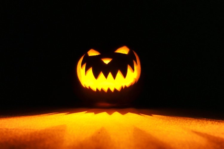 Halloween pumpa ansikte på läskiga ljuslykta på natten
