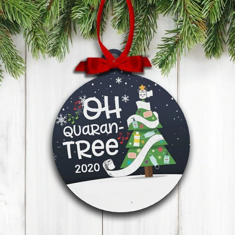 Oh Quaran-tree som en humoristisk ordlek för julgransdekorationer att ge bort
