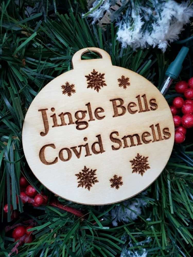 Skriv ett roligt talesätt på trä med en brinnande kolv - Jingle Bells, Covid Luktar