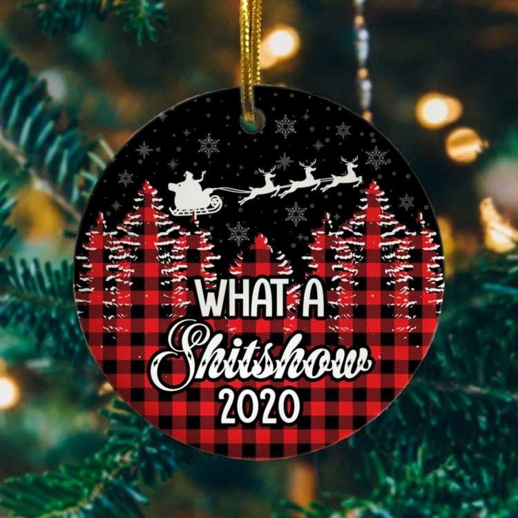 Rutigt motiv med jultomten, släden och renarna - Vilket Shitshow 2020