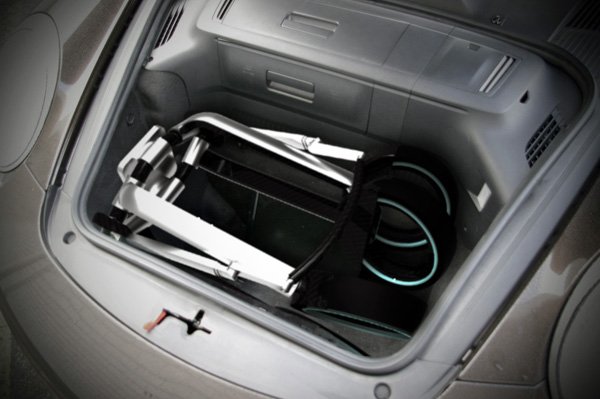 Barnvagn-Porsche-vikbar-kompakt-design-för-Porsche-bagageutrymme