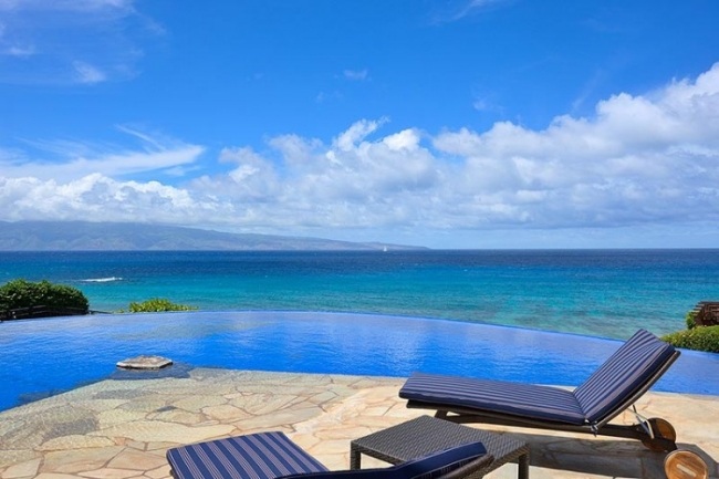 semester villa på hawaii infinity pool solstolar