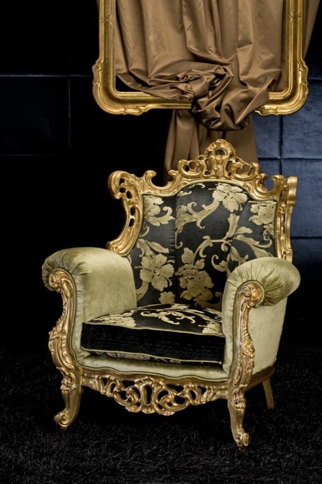 Lyxig fåtölj Finlandia-guld kunglig stil klädsel rokoko prydnadsram